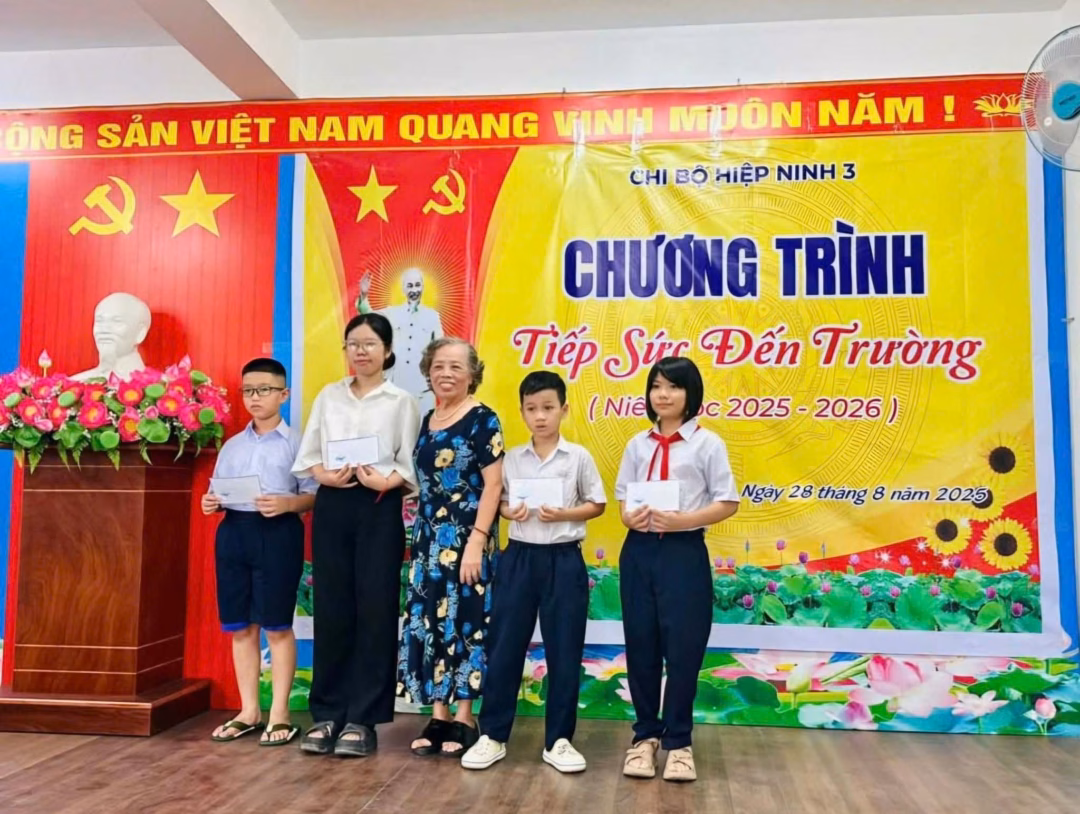 Bà Hoàng Thị Hồng Thơm luôn giữ vững tinh thần cống hiến dù đã nghỉ hưu từ lâu.