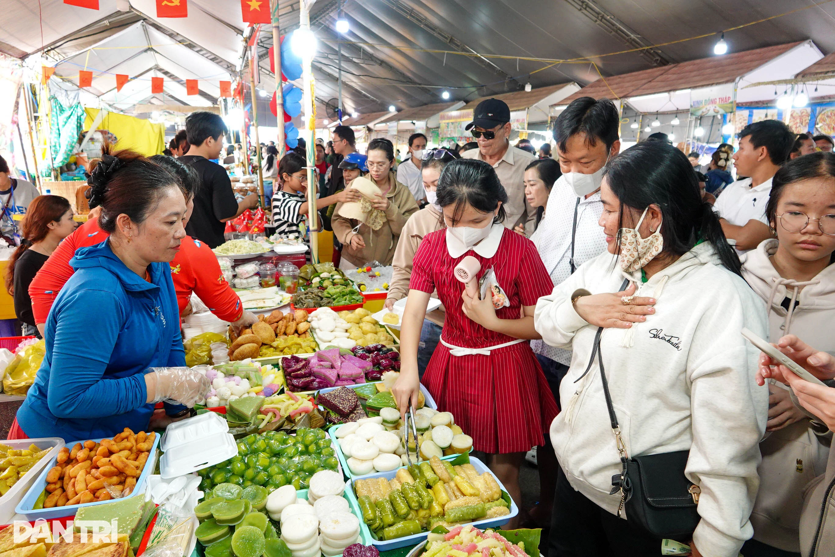 Du khách say mê khám phá sự đa dạng của các loại bánh dân gian.