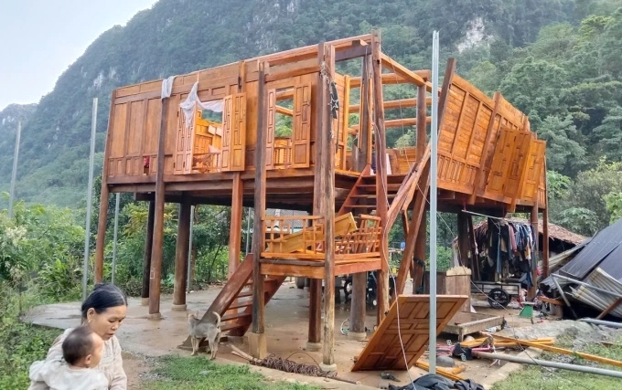 Một ngôi nhà sàn tại xã Pù Luông bị tốc mái sau trận giông lốc.