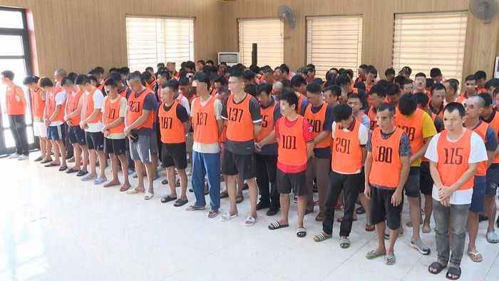 Tang vật thu giữ bao gồm xe ô tô, điện thoại và gà chọi. Ảnh: Bộ Công an.