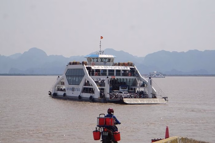 Du khách được khuyến khích sử dụng cáp treo, tàu cao tốc hoặc xe buýt để di chuyển nhanh chóng và bảo vệ môi trường.