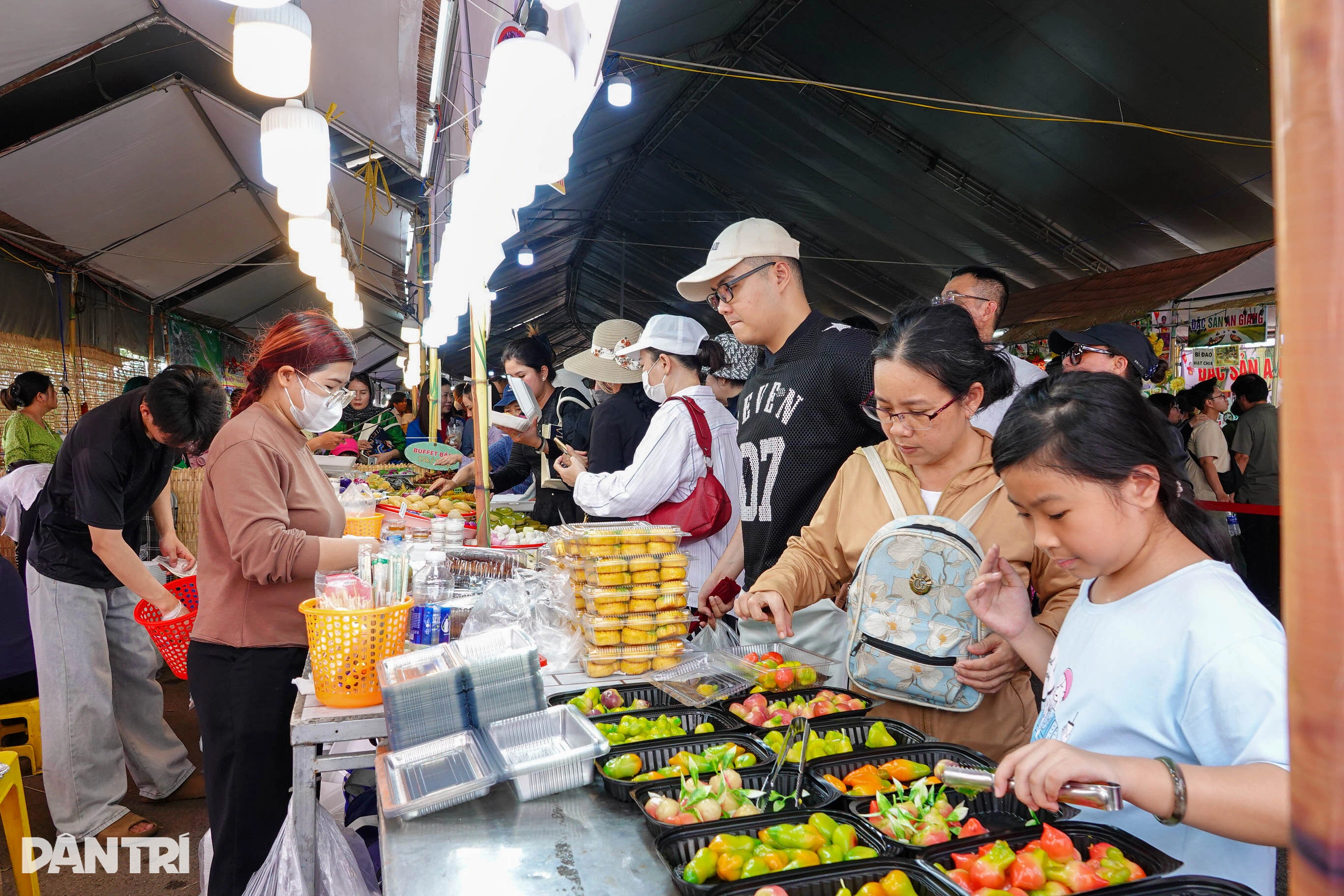 Mô hình buffet bánh dân gian mang đến trải nghiệm thú vị cho thực khách.
