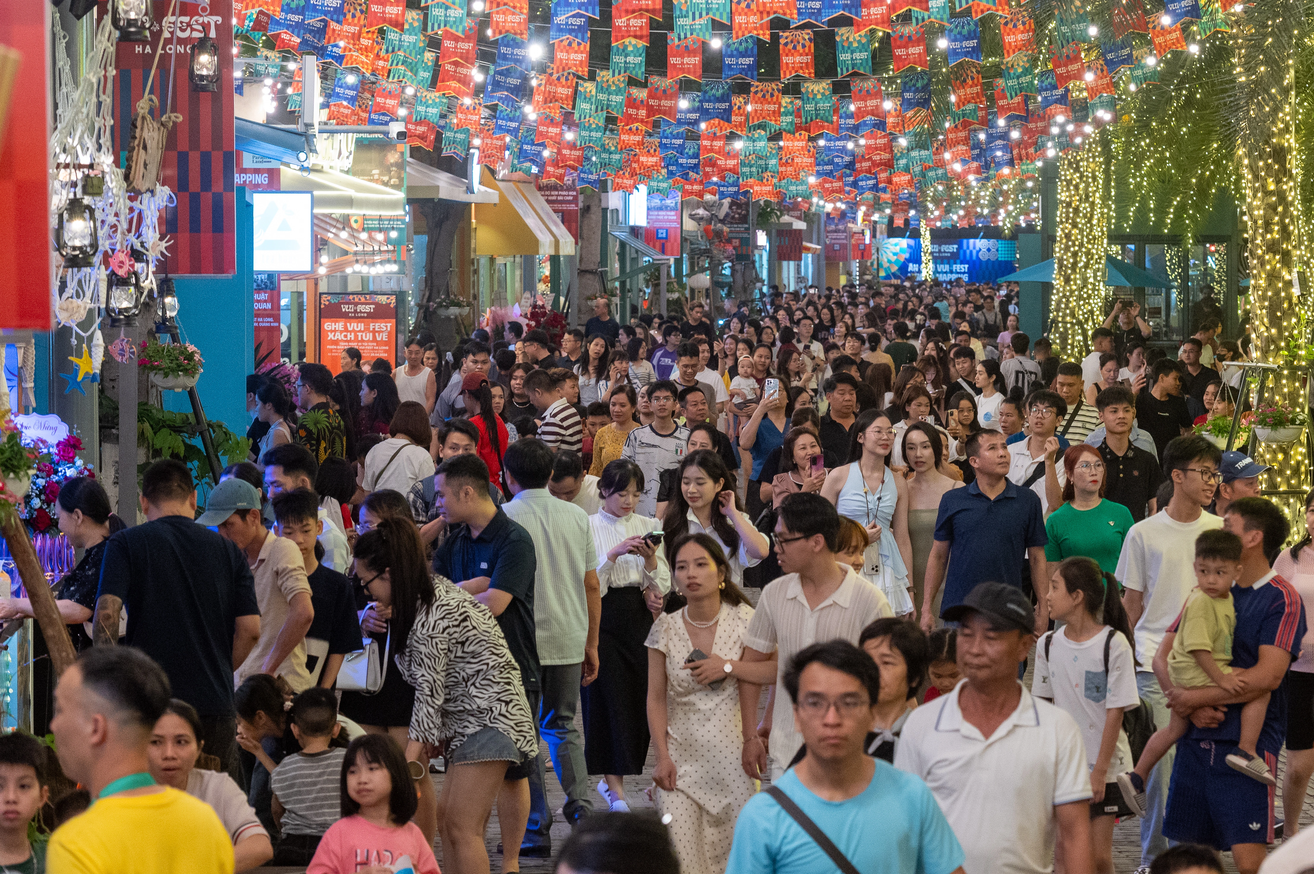 Sự kiện khai trương tổ hợp giải trí - ẩm thực VUI-Fest Hạ Long tại phường Bãi Cháy, Quảng Ninh, ngày 25/4.