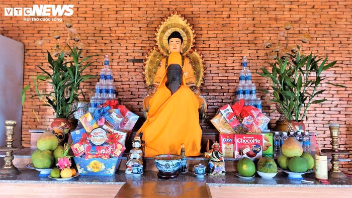 Hình dáng tượng thần Siva trong tư thế thiền định, một tuyệt tác điêu khắc đá sa thạch cổ.