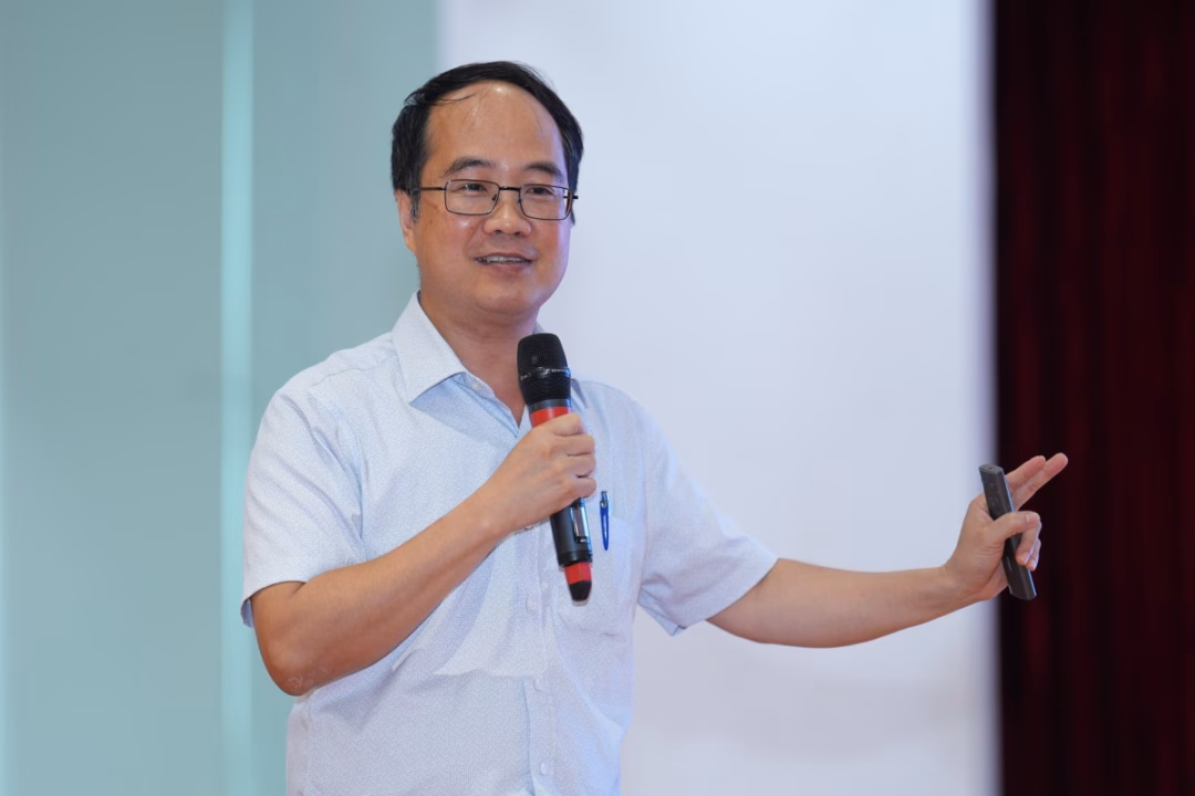 Giảng viên Lê Duy Tiến hướng dẫn học viên trực tiếp thực hành trên nhiều nền tảng AI phổ biến