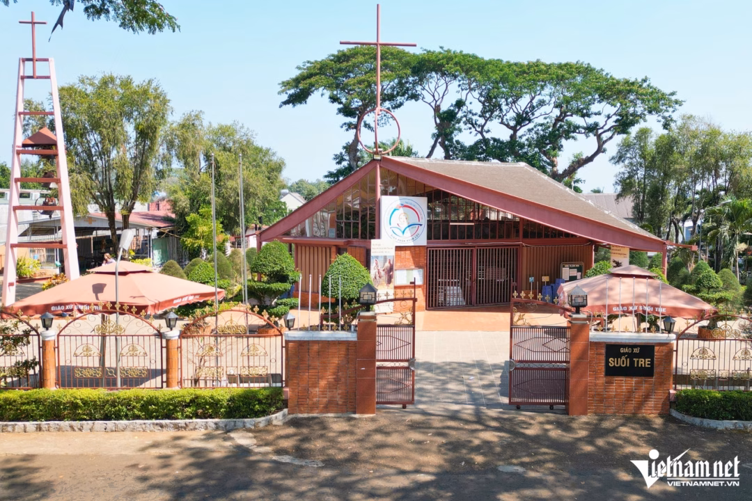 Toàn cảnh nhà thờ Suối Tre vẫn vẹn nguyên nét kiến trúc độc đáo từ xưa, như một dấu ấn bền bỉ cùng thời gian