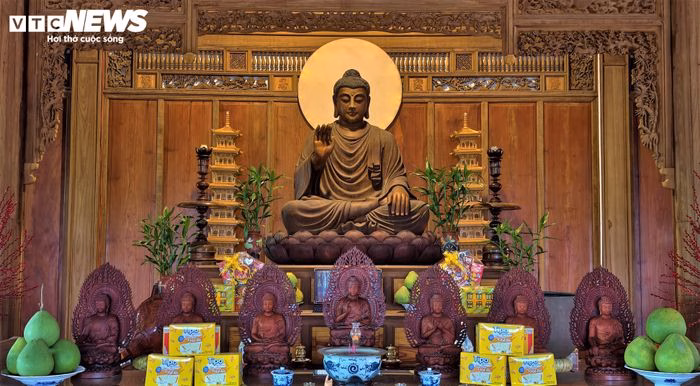 Mùi hương trầm nhẹ nhàng quyện cùng tiếng chuông chùa khiến lòng người nhẹ bẫng.
