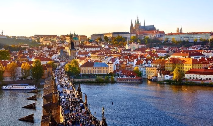 Praha mê hoặc du khách bởi vẻ đẹp vượt thời gian của những công trình Gothic và Baroque.
