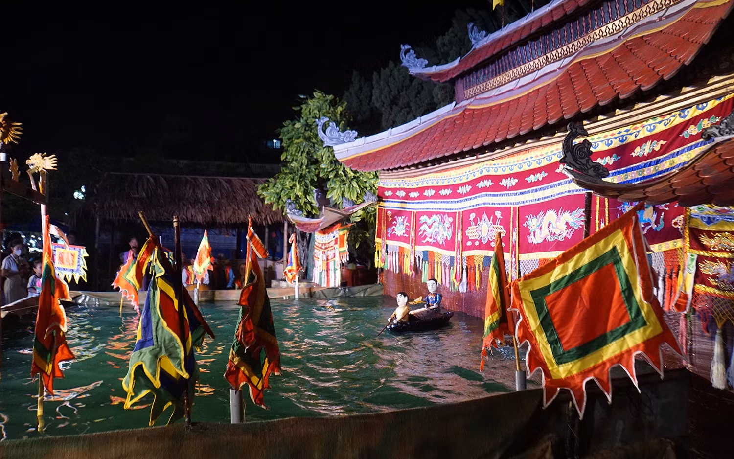 Cung thủy đình ngoài trời được thiết kế hài hòa, là nơi hội tụ của các phường rối danh tiếng như Nhân Hòa - Vĩnh Bảo, Hồng Phong - Khúc Thừa Dụ và Nhà hát sân khấu truyền thống Hải Phòng.