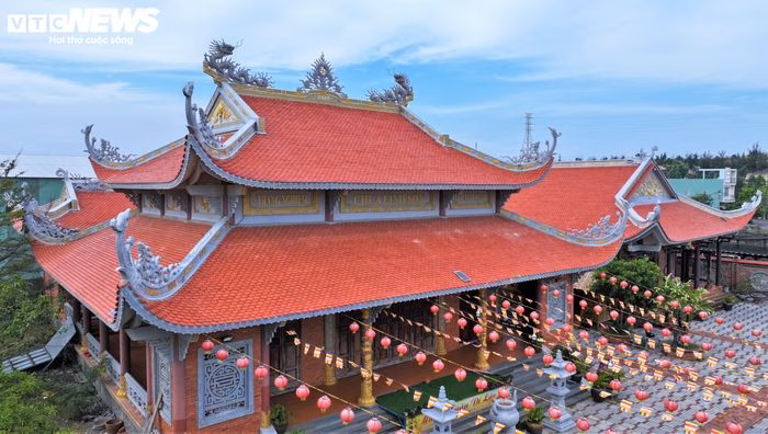 Nét kiến trúc truyền thống hòa quyện cùng thời gian tạo nên vẻ cổ kính cho ngôi chùa.