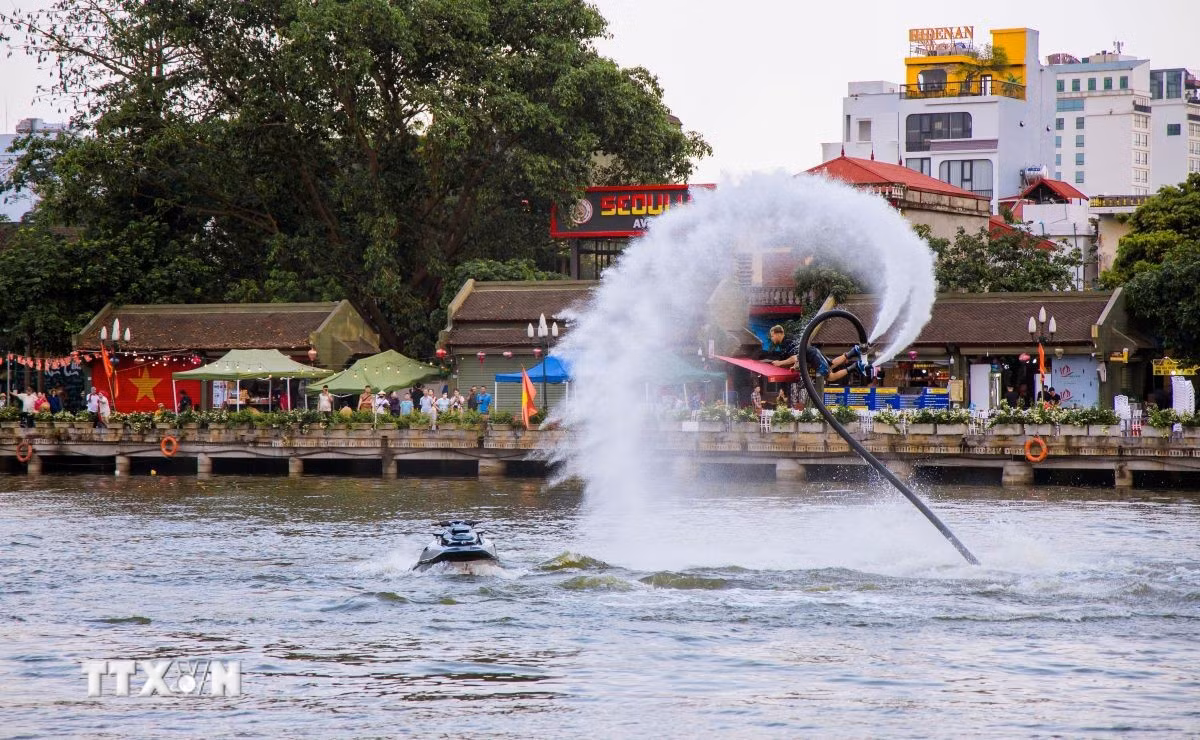 Màn trình diễn Flyboard quy tụ các vận động viên quốc tế mang đến trải nghiệm thị giác ấn tượng tại Ninh Bình. (Ảnh: Thùy Dung/TTXVN)