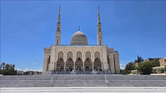 Kiến trúc uy nghi của Nhà thờ Hồi giáo Emir Abdelkader, biểu tượng đức tin và văn hóa tại Constantine.