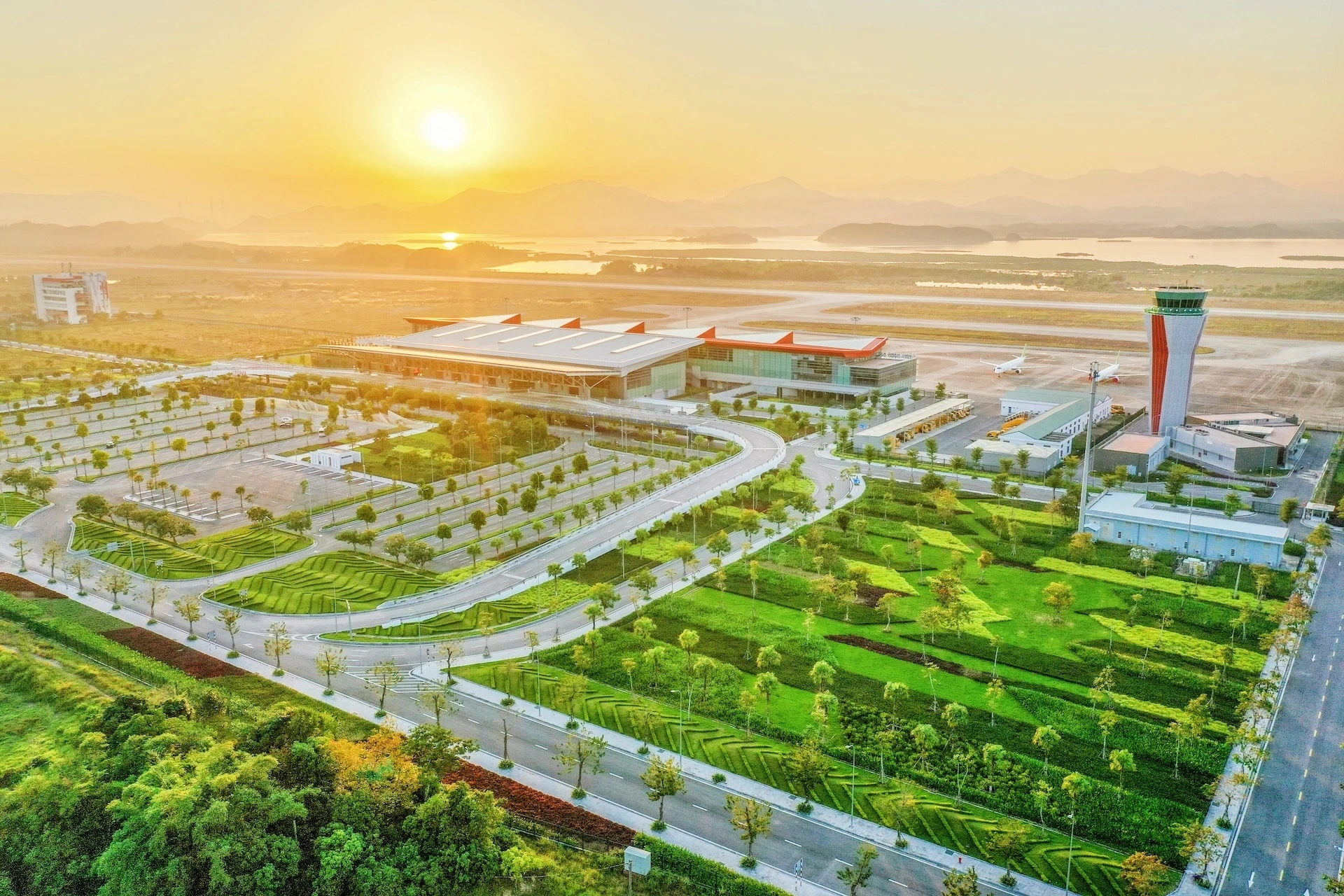 Sân bay quốc tế Vân Đồn được kiến tạo theo chuẩn mực sinh thái hiện đại, tạo tiền đề cho sự phát triển của vùng kinh tế trọng điểm phía Bắc (Ảnh: Sun Group).