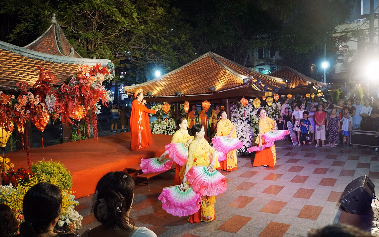 Không chỉ có múa rối nước, nhiều đoàn nghệ thuật từ khắp mọi miền cũng hội tụ về quảng trường nhà hát và dải vườn hoa trung tâm, tạo nên một bức tranh văn hóa đa sắc màu.