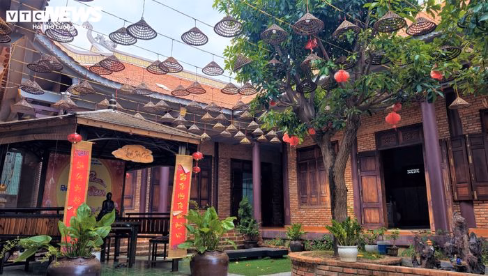 Sự kết hợp giữa thiên nhiên và những bức tường gạch hoài cổ tạo nên sức hút riêng.
