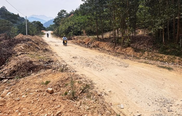 Hiện trạng hạ tầng giao thông vùng cao là điểm nghẽn lớn trong phát triển kinh tế - xã hội. Ảnh: PHAN VINH