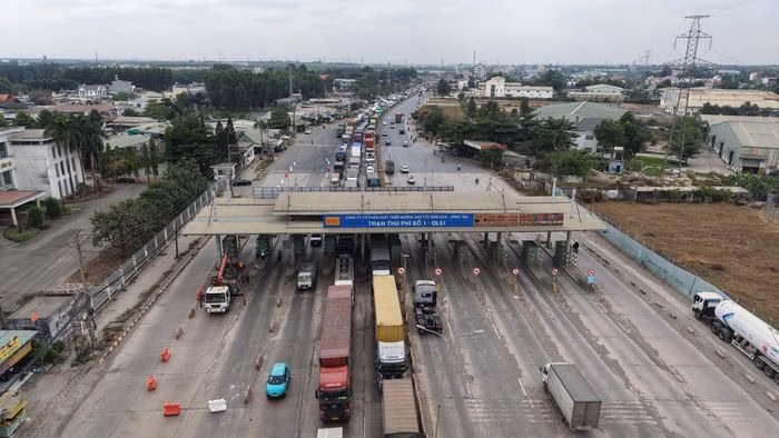 Một đoạn QL51 đang thi công và tháo dỡ trạm thu phí T1.
